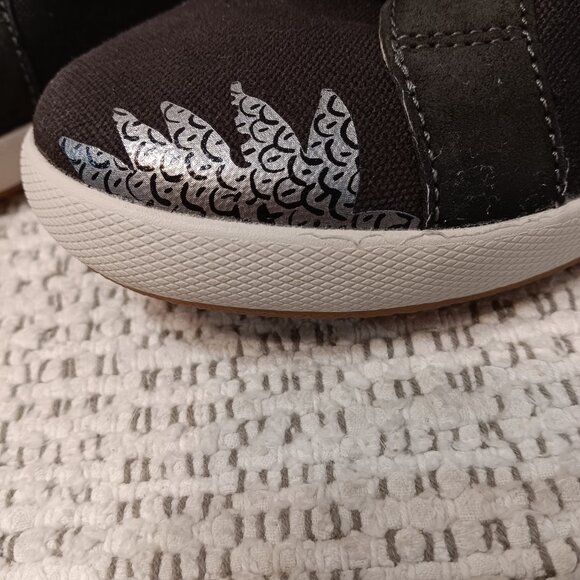 Dansko women's 'Olisa' canvas & silver foil floral accent lace-up sneakers sz 40 - Picture 11 of 14